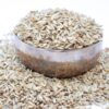 Grains d'épeautre dans un bol en métal – rembourrage naturel des appuis-nuque tatamiportable.com